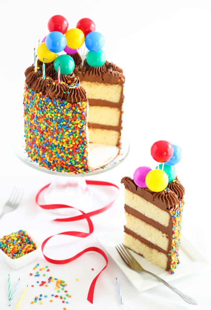 une décoration anniversaire originale en mini-ballons, un gâteau design ultra moelleux décoré de vermicelles 