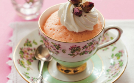 recette de gateau dans une tasse à thé vintage mini gâteau victoria rose