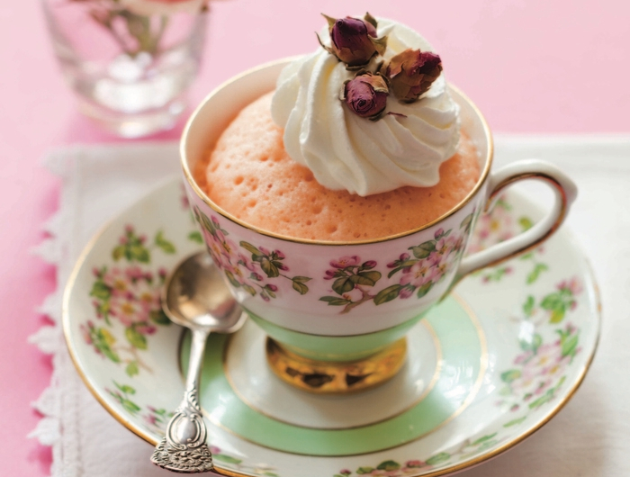 recette de gateau dans une tasse à thé vintage mini gâteau victoria rose