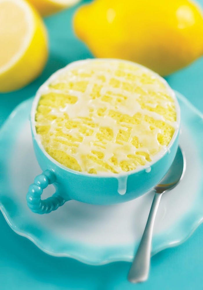 une recette minute de gateau dans un mug au citron, au glaçage subtil de citron 