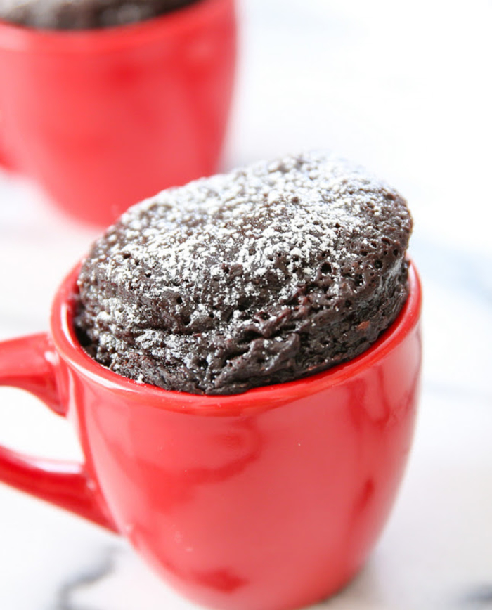 une recette ultra rapide de gateau dans un mug à trois ingrédients, un mug cake nutella sans farine