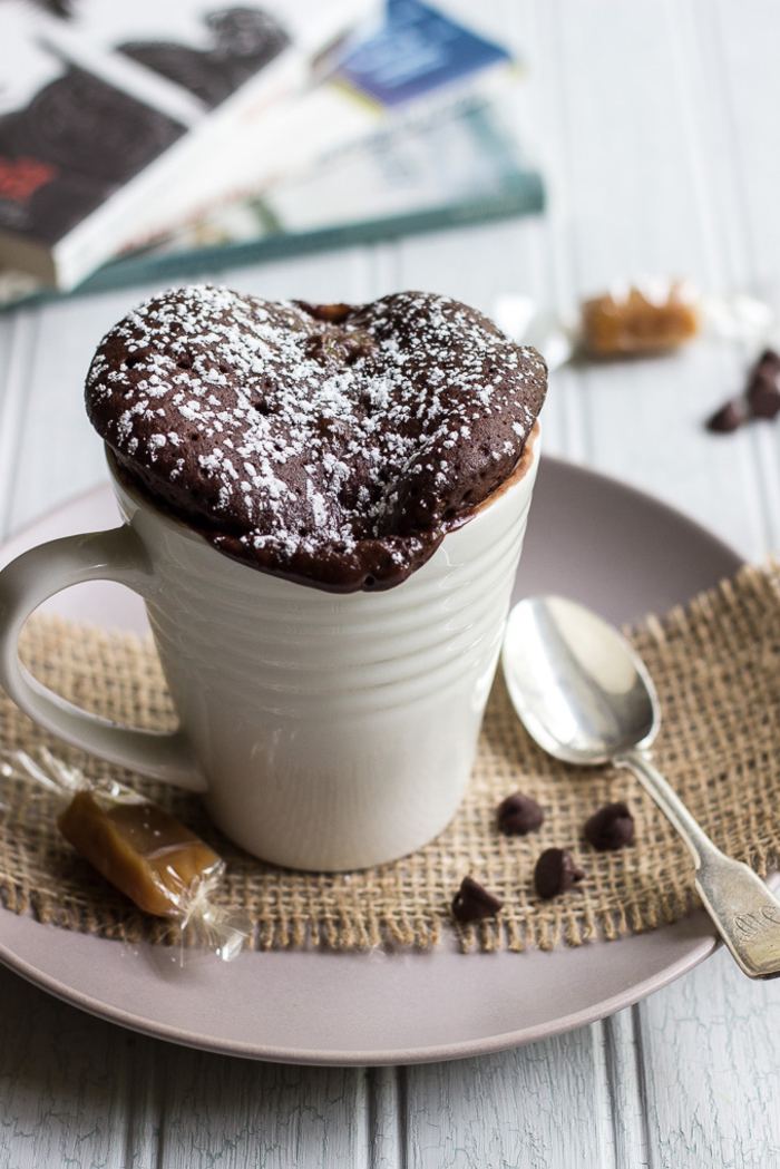 recette gourmande de gateau mug fondant au chocolat et caramel servi dans une tasse