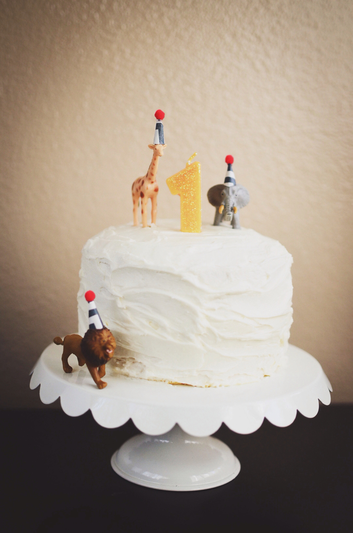 une décoration anniversaire sur le thème animaux de la savane, un simple gâteau décoré de figurines animaux