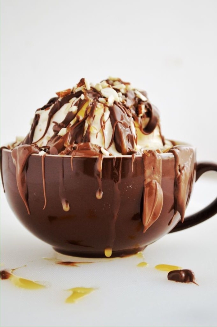 comment préparer un délicieux fondant au chocolat dans une tasse, recette rapide de mug cake au chocolat et caramel décadent façon brownie