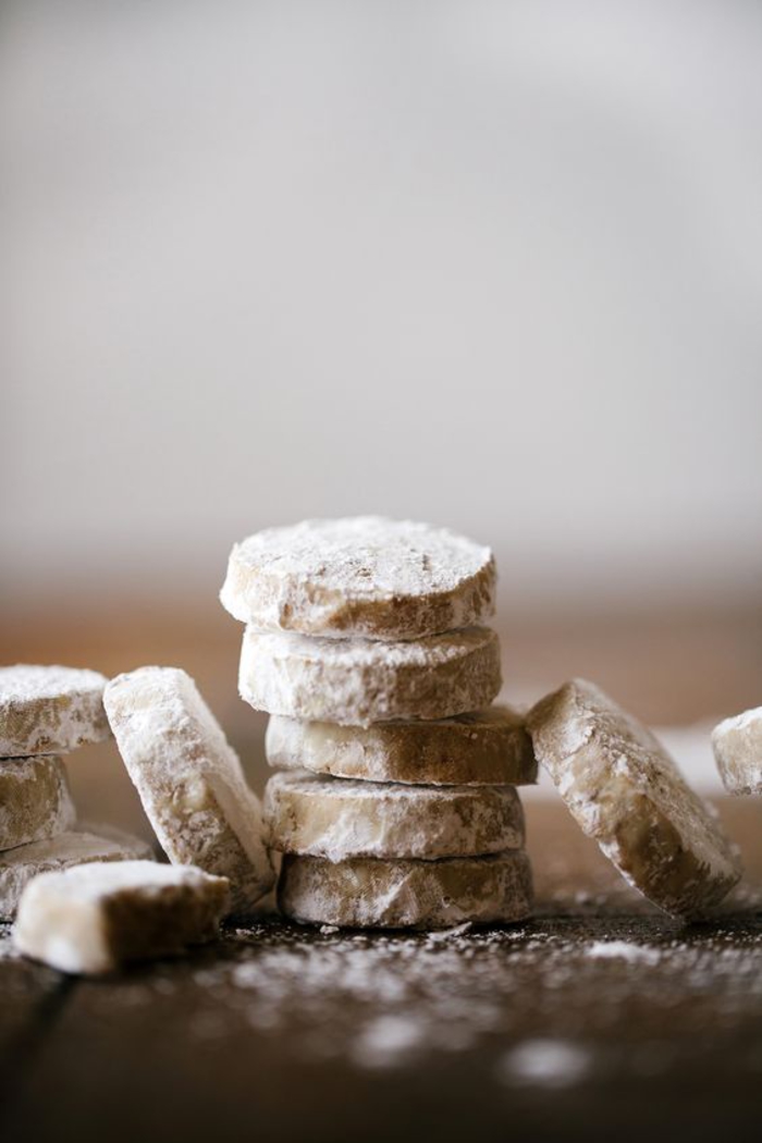 des biscuits sablés de noel saupoudrés de sucre glaceà la purée de marrons, recettes chataignes pour les fêtes de fin d année