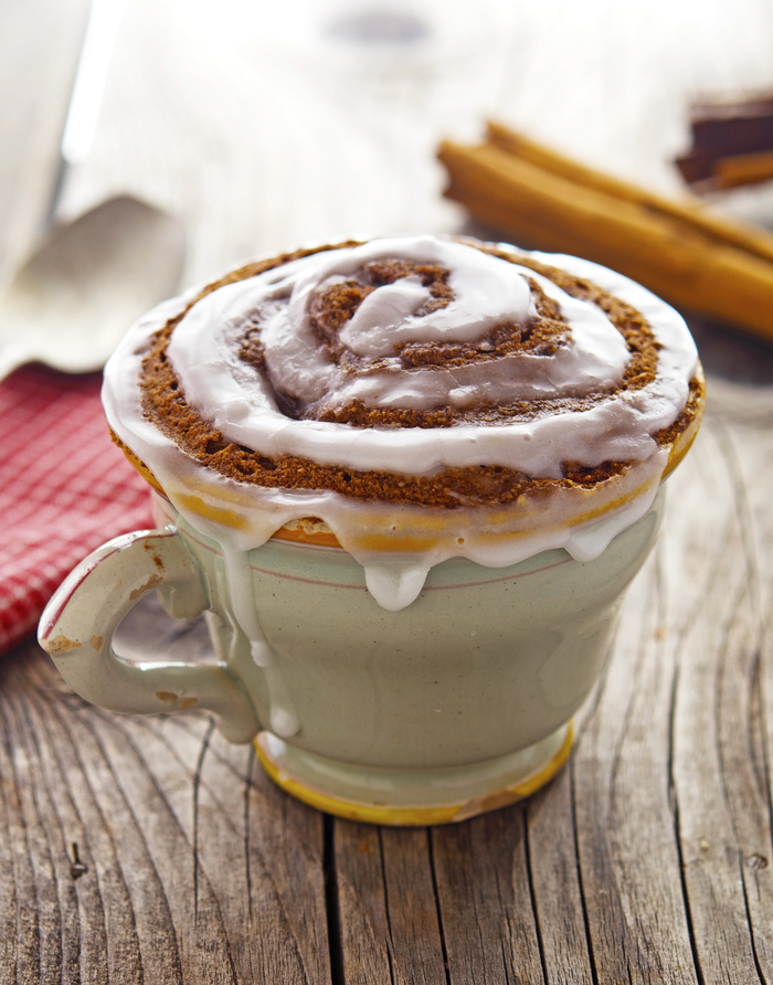 une recette mug cake façon brioche à la cannelle au glaçage de beurre, de lait, de sucre et de jus de citron