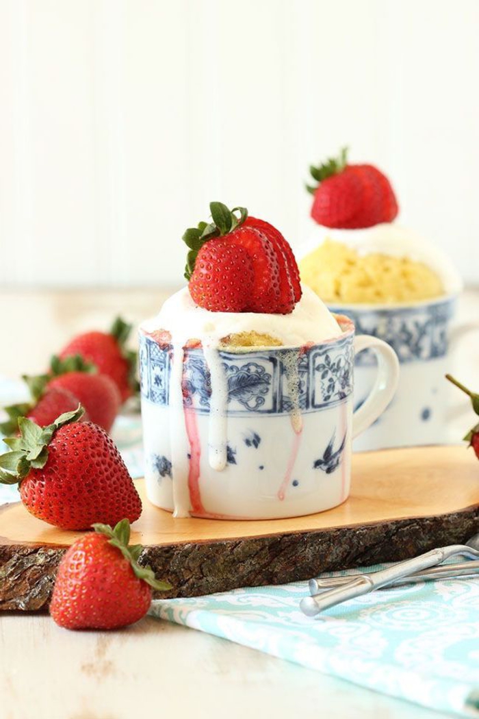 dessert léger au goût vanillé, mug cake vanille moelleux aux fraises et à la crème 