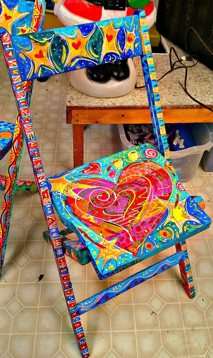 repeindre chaise en couleurs originale meuble en bois