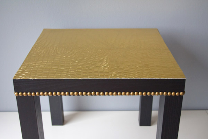 une table ikea basique personnalisée aux accents dorés, comment customiser un meuble ikea d'une manière sublime