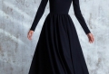 Tenues avec une robe longue noire – inspiration en photos