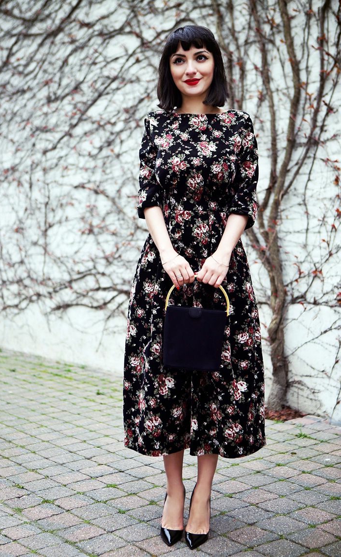 robe longue imprimés fleurs, escarpins en laque noire, petit sac portée main