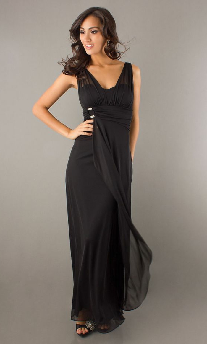 robe longue noire, cheveux couleur chataîn, décolleté triangulaire