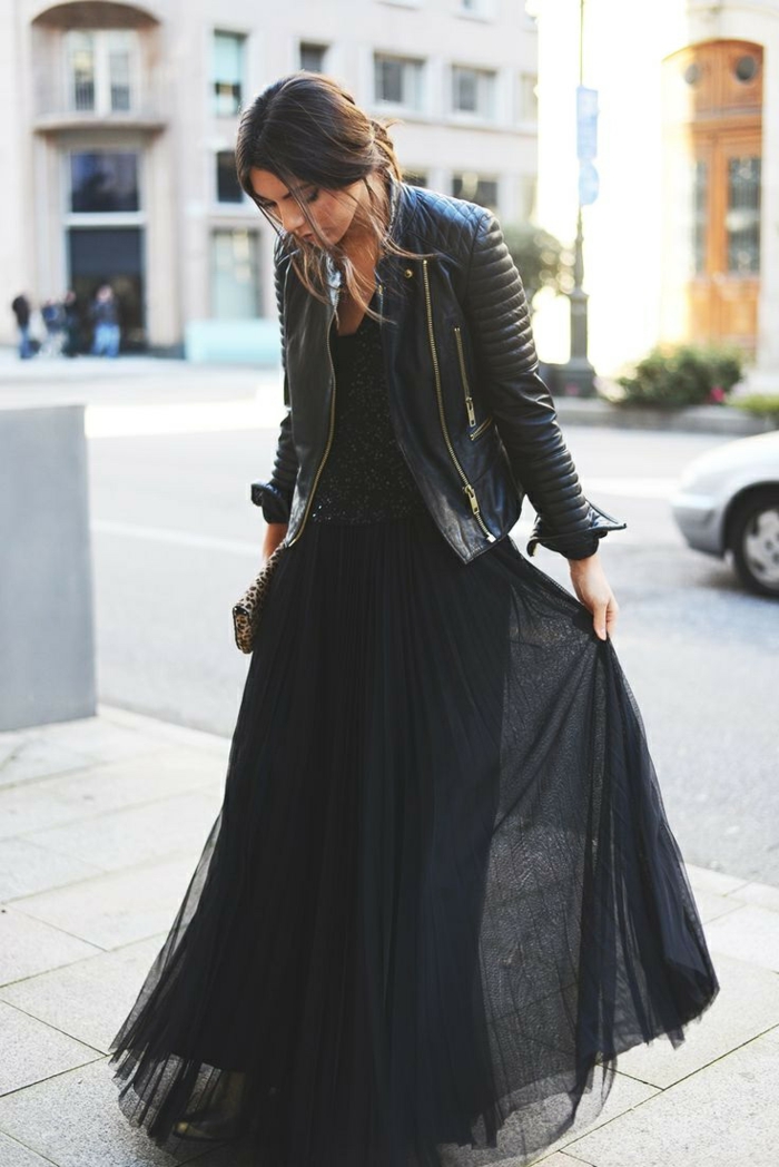 robe longue noire, robe tulle avec veste en cuir noir, jolie tenue streetstyle