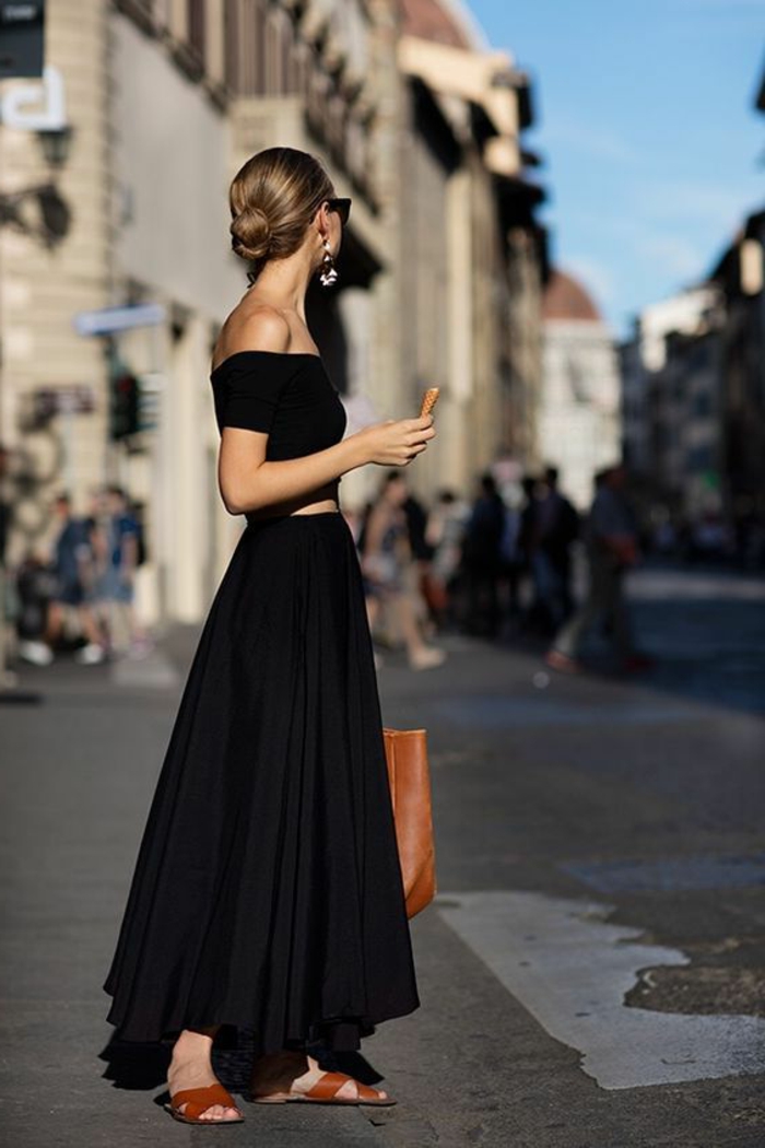 robe longue noire, chignon bas, lunettes de soleil, grand sac à main en cuir marron