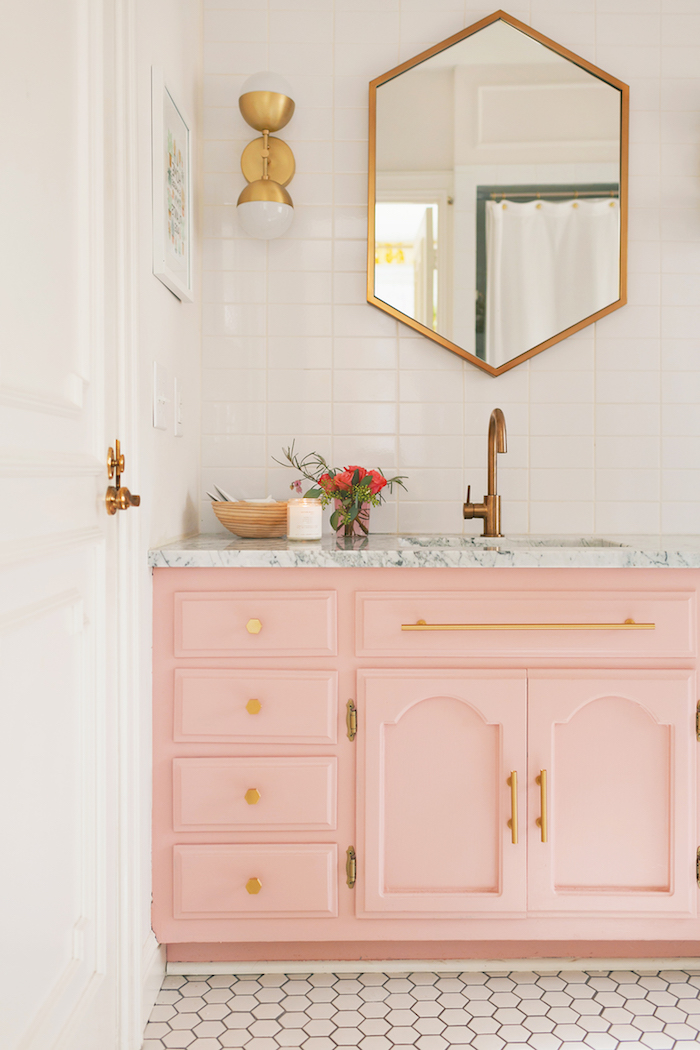 astuces pour aménager la salle de bain moderne, pièce aux murs blancs et meubles en rose pastel