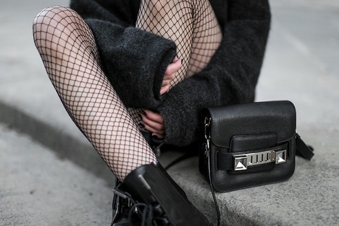 tenue rock, collants à carreaux noirs avec bottines en cuir, manteau moelleux en noir pour femme