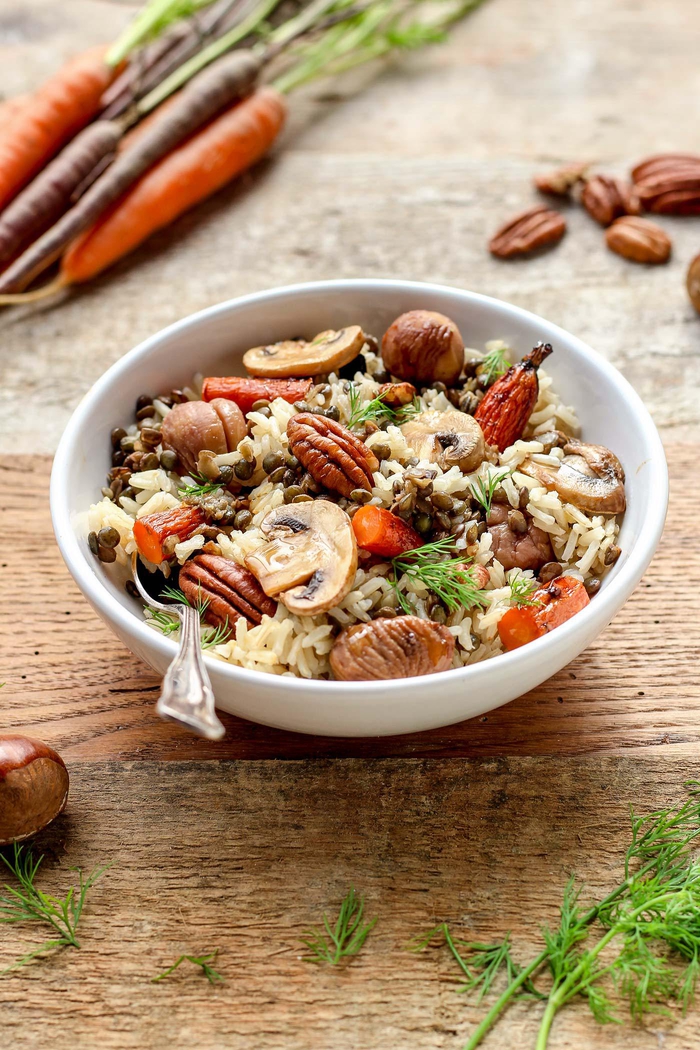 une recette chataigne vegane, salade d'automne au riz brun, aux carottes rôties et aux champignons 