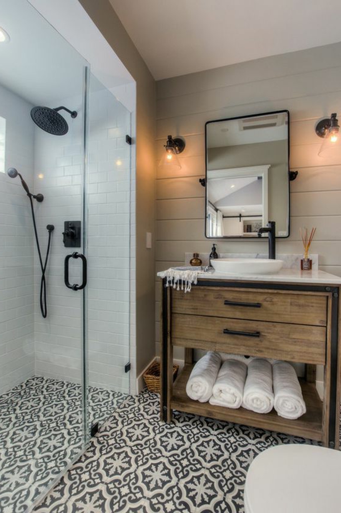 salle de bain cocooning, lambris mural bois blanc, carrelage blanc dans la cabine de douche 