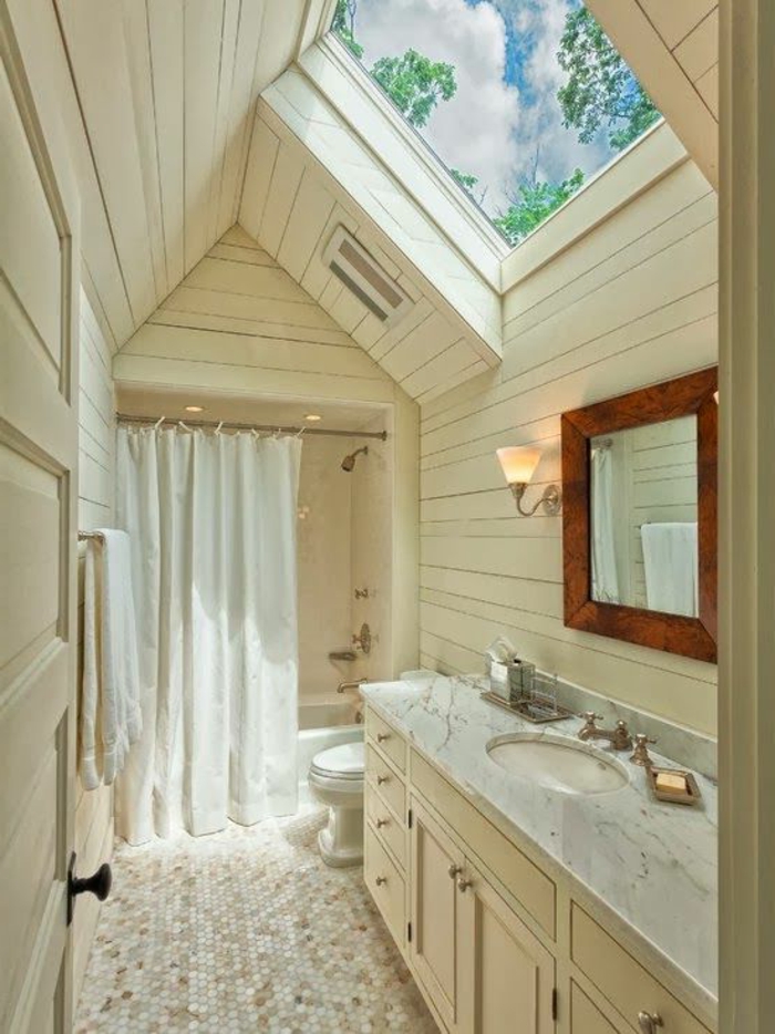salle de bain cocooning, lambris mural bois blanchi, grande fenêtre de toit, miroir encadré de bois fioncé
