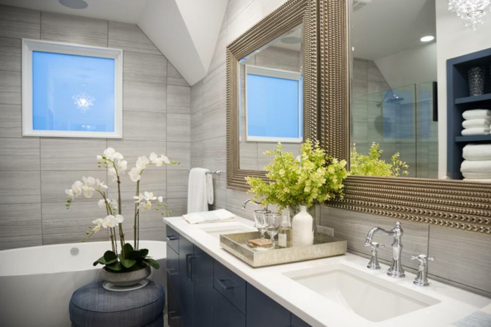 salle de bain nature, orchidée en pot, miroir élégant, vasque blanche et robinetterie vintage