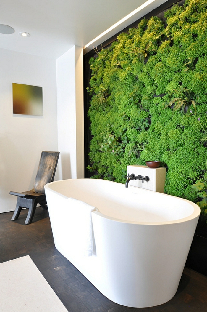 salle de bain nature, grande baignoire blanche et chaise, mur vertical au-dessus de l baignoire