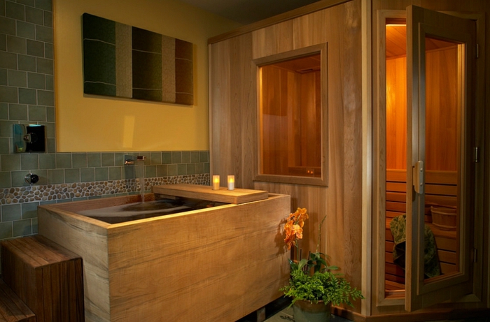 salle de bain nature, style japonais, petite cabine spa en bois, mur jaune et carrelage gris