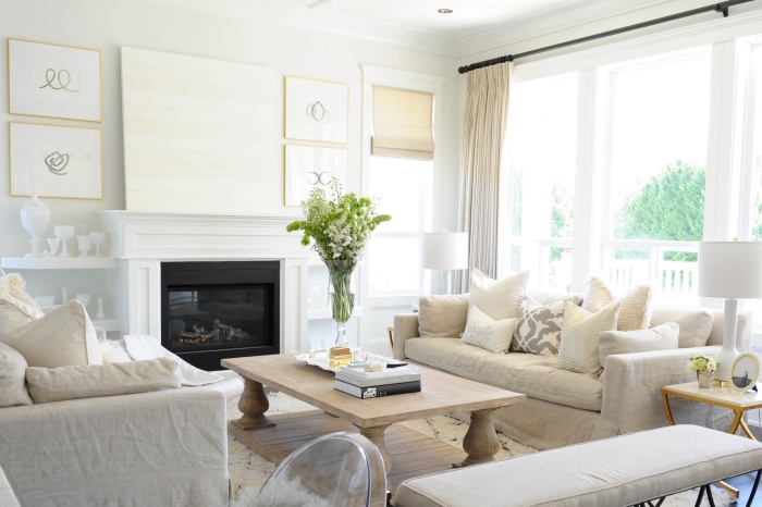 idée deco salon moderne aux accents blancs, beiges et gris, table basse bois clair, cheminée blanche, tapis blanc moelleux