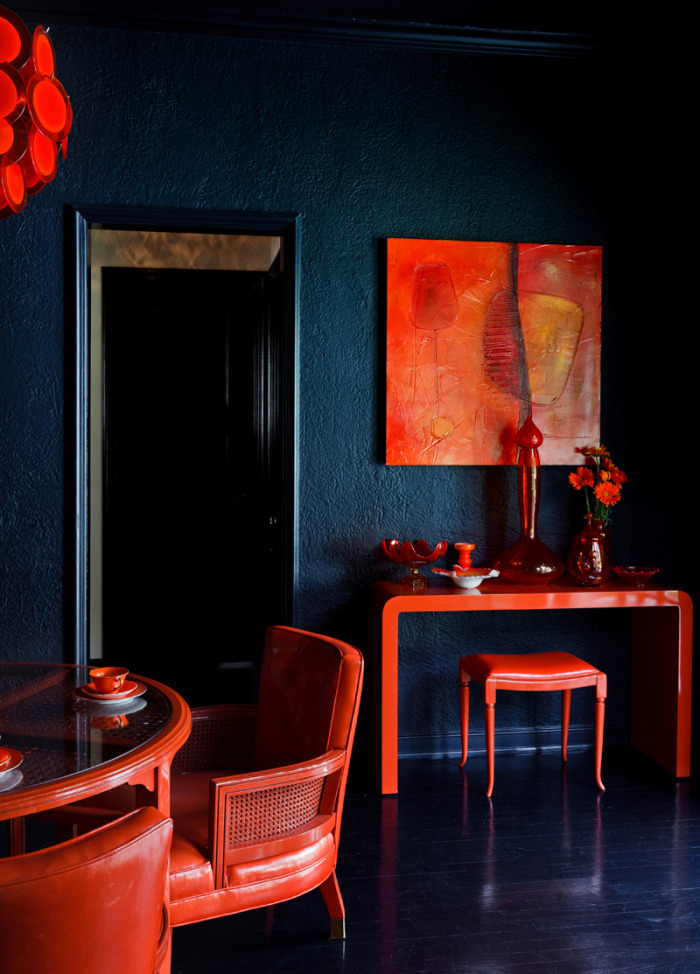association de couleur, mur couleur bleu foncé, table et chaises rouges, table d appoint et tabouret rouge, parquet noir