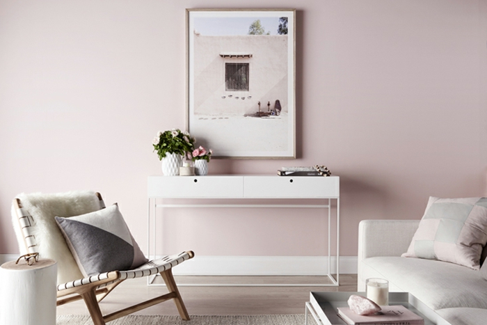 salon gris et rose, mur rose pâle, console blanche, chaise confortable, sofa gris clair