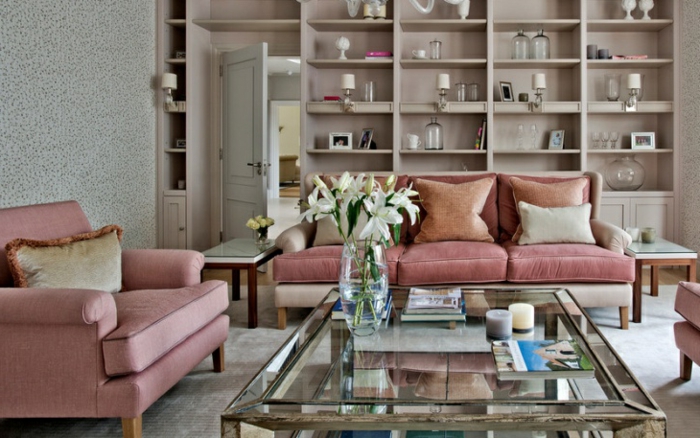 salon gris et rose, grande table transparente forme rectangulaire, étagère murale couleur taupe