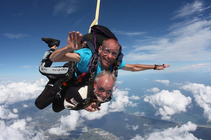 idée quelle cadeau fête des grands pères offrir à son papy, saute en parachute, expérience à couper le souffle