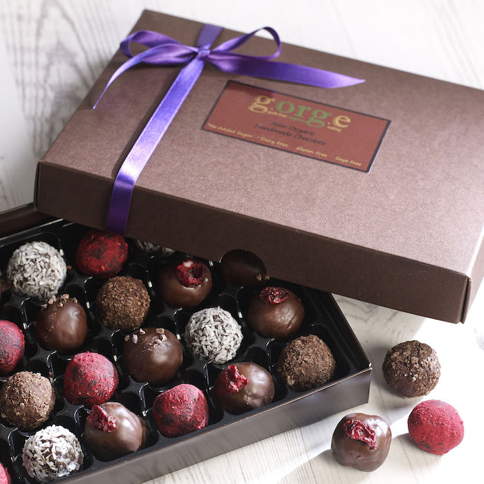 idée de boîte à chocolats avec des bombons assortis avec des saveurs diverses, bonne fete papy, cadeau gourmand
