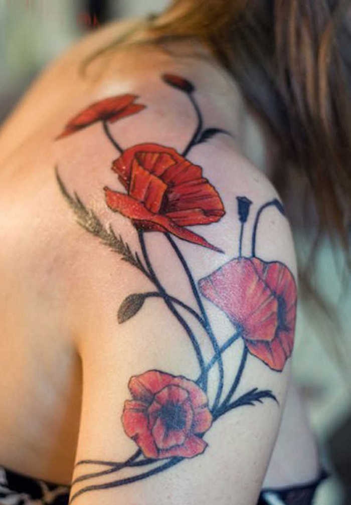 tatouage fleur épaule femme couleurs coquelicots bras