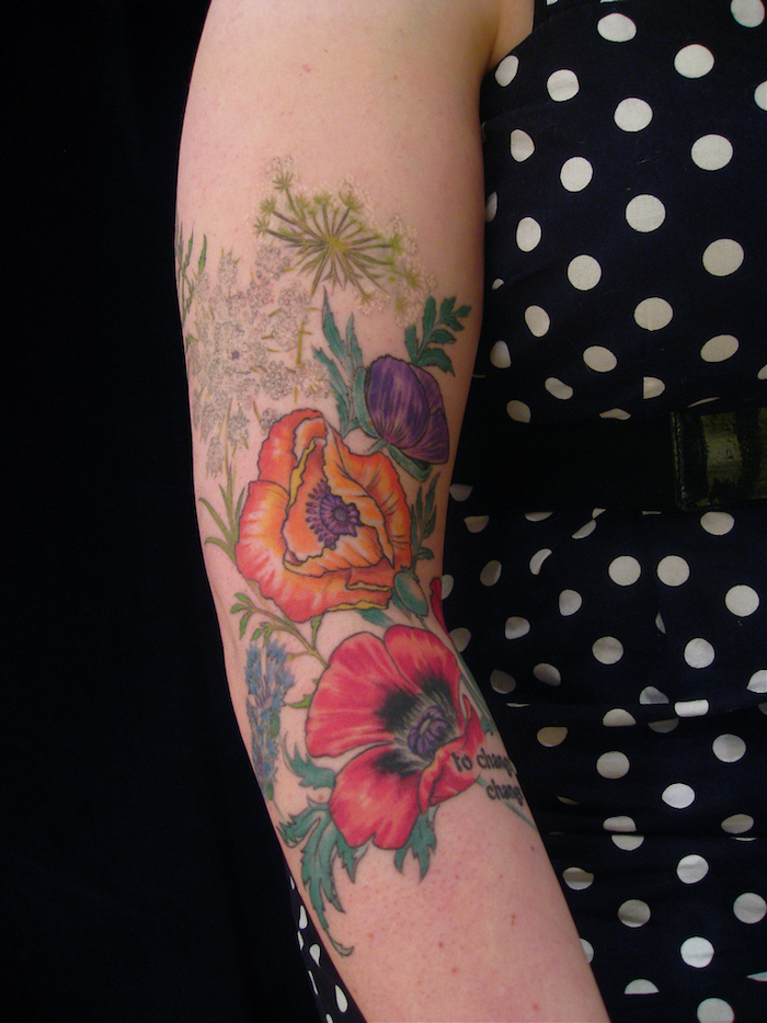 tattoo fleur coloré tatouages bouquet tatouage fleurs avant bras femme, tatouage coquelicot avant bras coloré