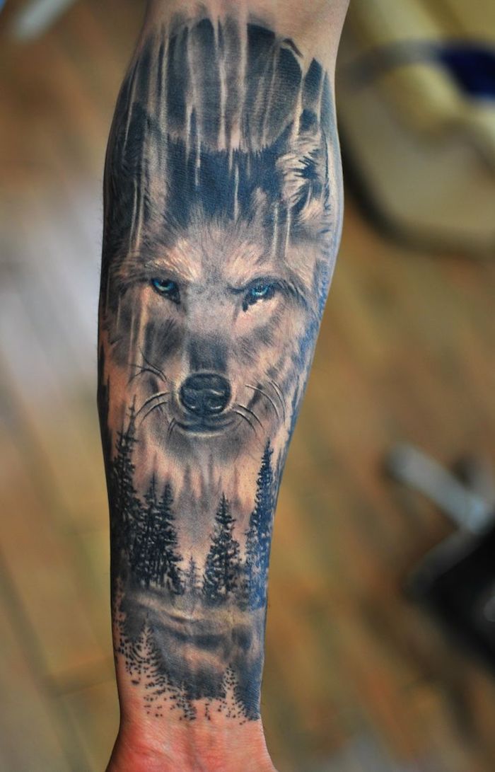 tatouage homme, art corporel en encre sur le bras, tatouage loup aux yeux bleus, idée tattoo pour homme