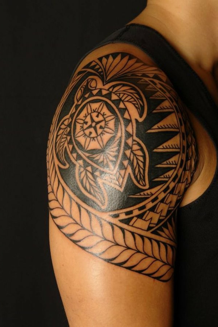 tatouage tortue maorie signification, tatouage épaule, tortue au sein d'une grande figure géométrique