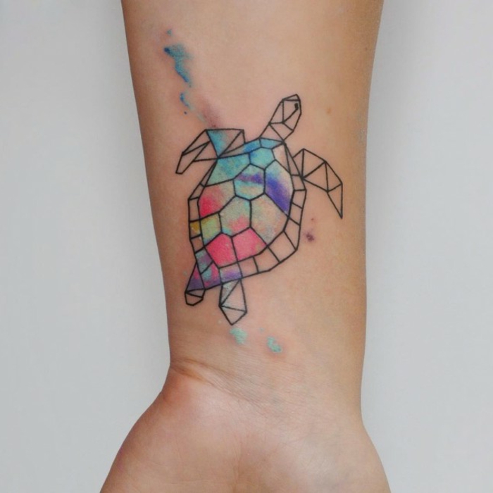 signification tatouage, un tatouage animal, tortue colorée au-dessus du poignet, tortue aquarelles