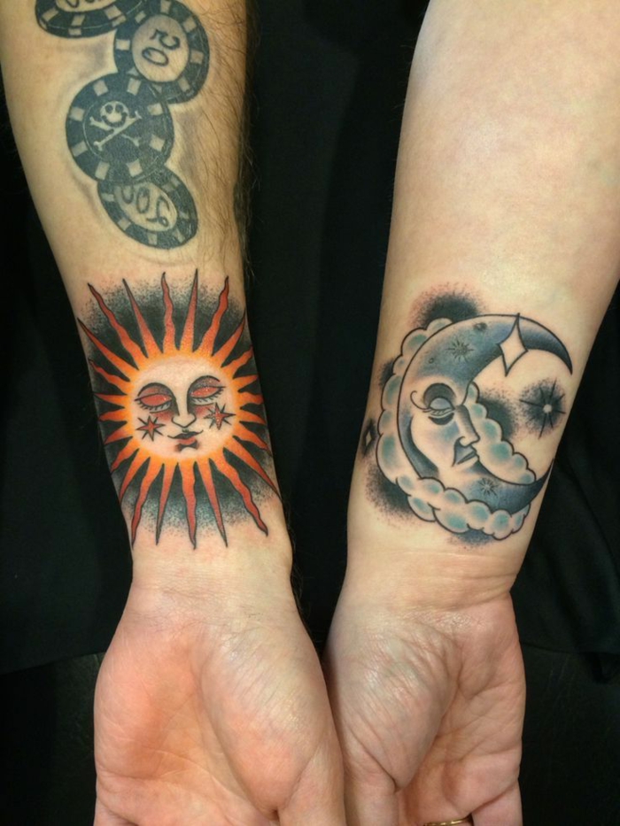 signification tatouage lune, tatouage de couple, tatouages poignet soleil