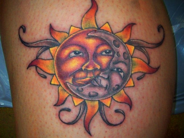 signification tatouage lune, soleil orange et lune mauve qui s'embrassent