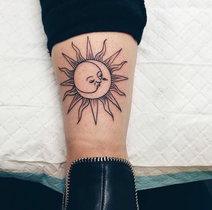signification tatouage lune, tatouage mollet, le soleil embrasse la lune, les deux disques ensemble