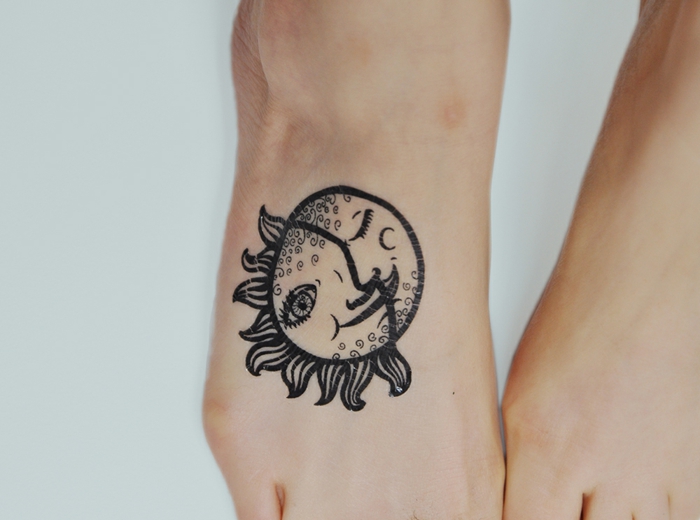 signification tatouage lune, la lune qui dort et le soleil qui sourit, tatouage ephémère