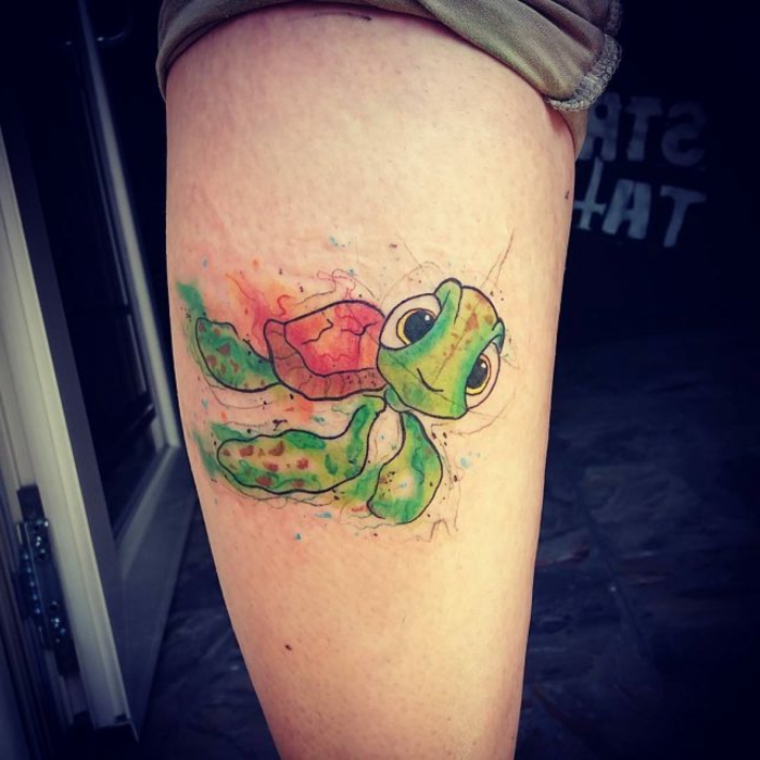 signification tatouage, tortue sympathique design cartoon vert et rouge, avant-bras