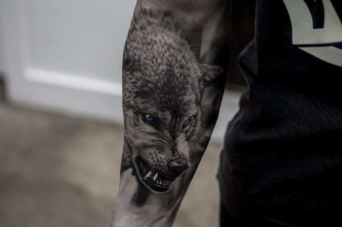 dessin tatouage, idée tatouage symbolique pour homme, dessin sur le bras à design loup féroce