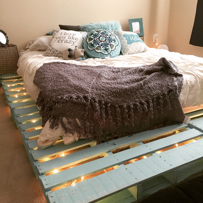 une chambre à coucher bohème chic en marron et bleu pastel avec un lit palette led 