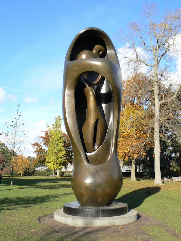 sculpture abstraite statue femme bronze parc