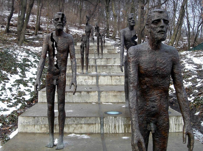 sculptures bronze contemporaines statues monument victimes communisme prague zombies