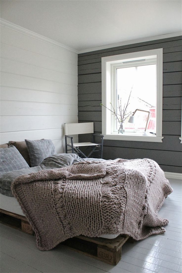 une chambre à coucher en gris et taupe de de style scandinave épuré avec un lit palette bois 