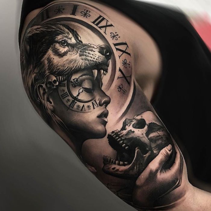 tatouage bras homme, dessin sur la peau à design femme loup avec horloge et crâne