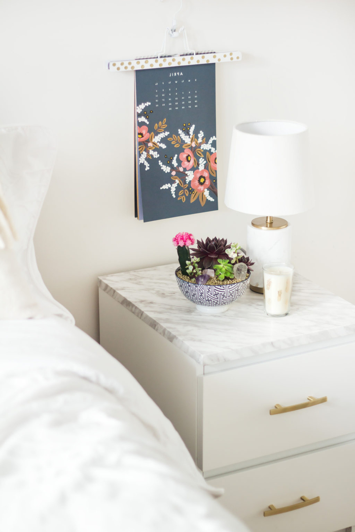 idée pour un relooking meuble sans peinture, une table de chevet en blanc et doré revêtue d'adhésif motif marbre