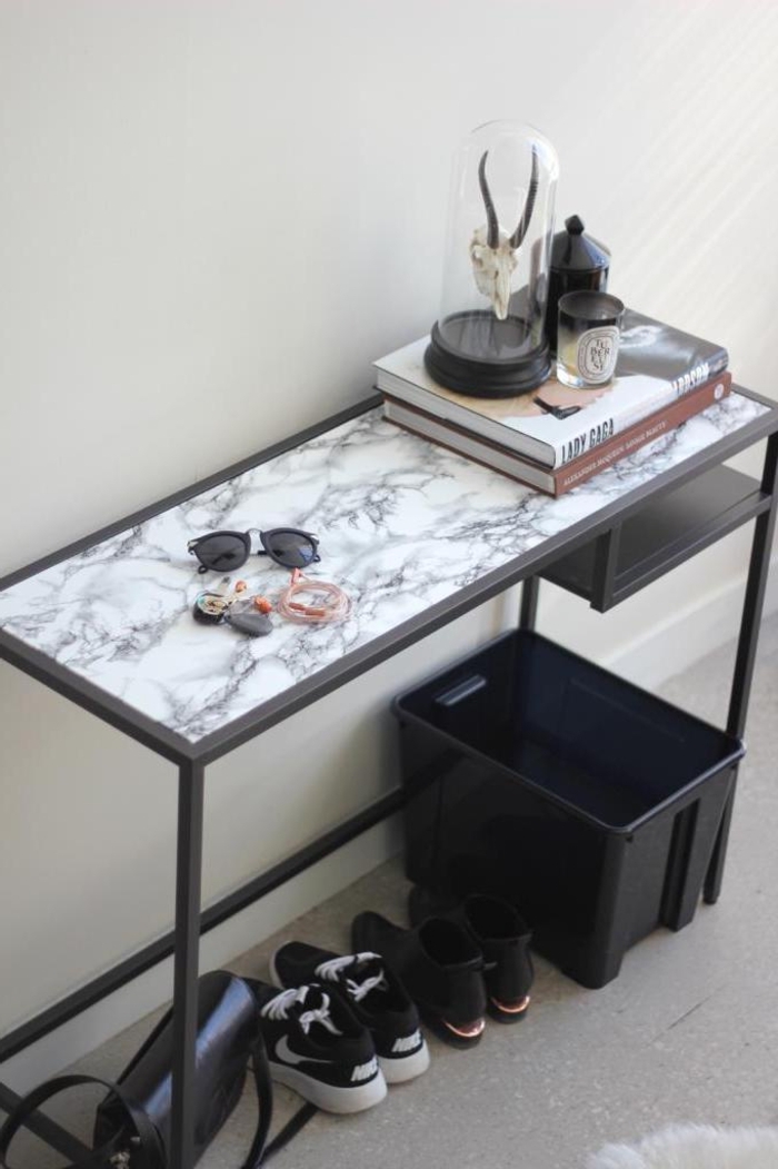 comment relooker un meuble ikea, table rectangulaire métallique transformée en console pour l entrée à effet marbre